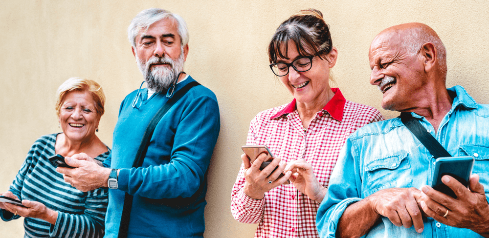 Bunicii din generația Baby boomers, dependenți de telefoane. Le preferă în locul nepoților