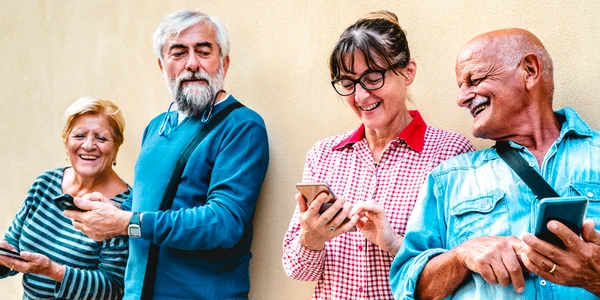 Persoane în vârrstă cu telefoane inteligente shutterstock 1831932958 jpg