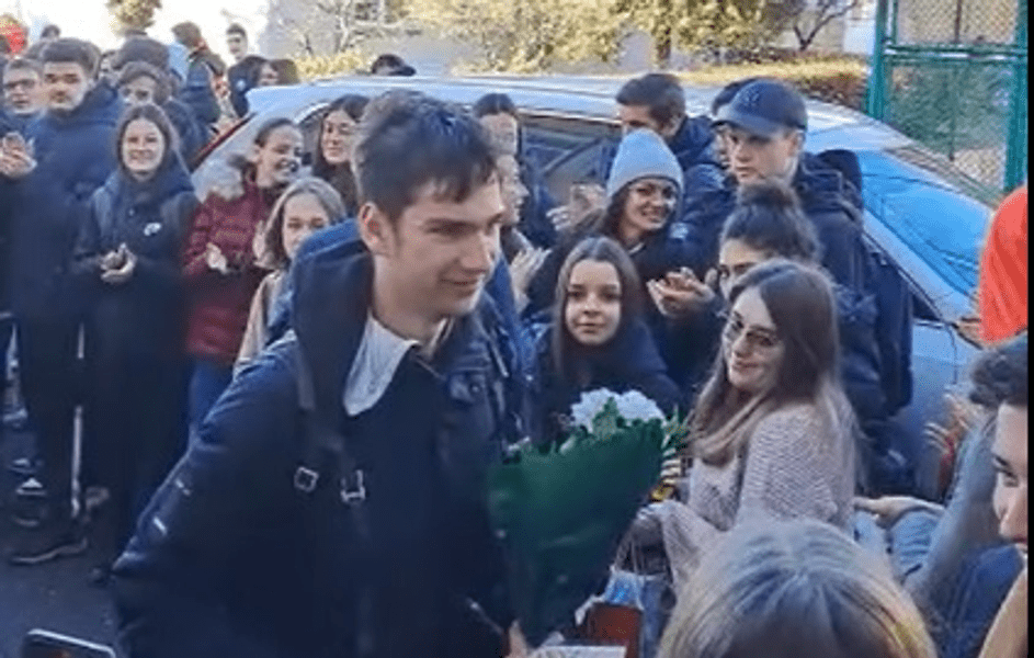 Elevul medaliat la Olimpiada Internațională de Științe, primit cu aplauze și flori VIDEO