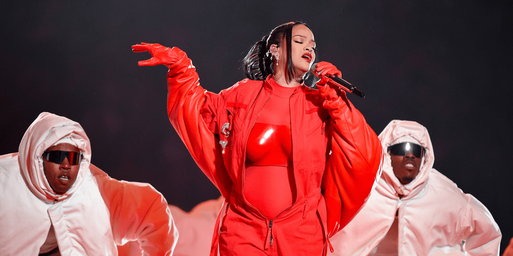 Rihanna e însărcinată din nou. Cântăreața și-a etalat burtica în show-ul din finala Super Bowl VIDEO FOTO