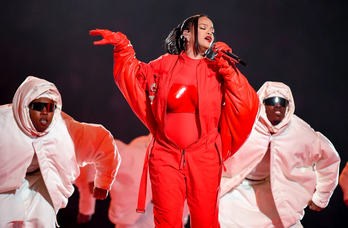 Rihanna, însărcinată din nou, cântă pe scenă, în finala Super Bowl