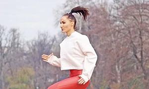 Săriturile cu  genunchii la  piept ard calorii  şi întăresc  abdomenul jpeg