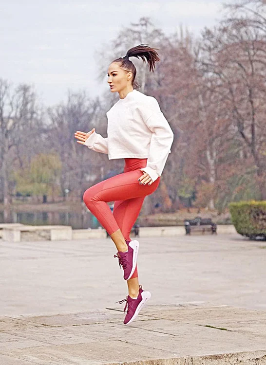 Săriturile cu  genunchii la  piept ard calorii  şi întăresc  abdomenul