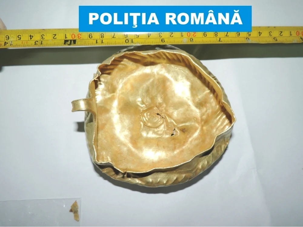 
    Aproape 500 de obiecte din epoca bronzului au fost recuperate de polițiștii clujenifoto: Politia Romana  