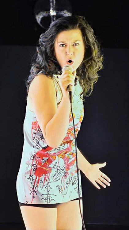 Isabela Neamţu are 36 de ani şi e actriţă de teatru şi film