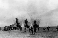 Infanteria sovietică avansează la adăpostul unui tanc (© Getty Images)
