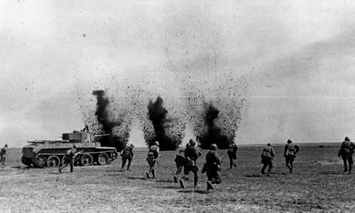 Infanteria sovietică avansează la adăpostul unui tanc (© Getty Images)