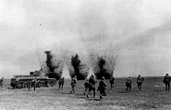 Infanteria sovietică avansează la adăpostul unui tanc (© Getty Images)