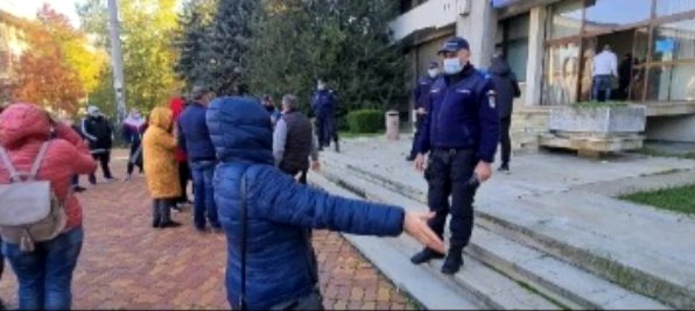 Protest al pieţarilor în faţa Prefecturii Argeş. Oamenii sunt revoltaţi că pieţele au fost închise