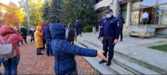 Protest al pieţarilor în faţa Prefecturii Argeş. Oamenii sunt revoltaţi că pieţele au fost închise