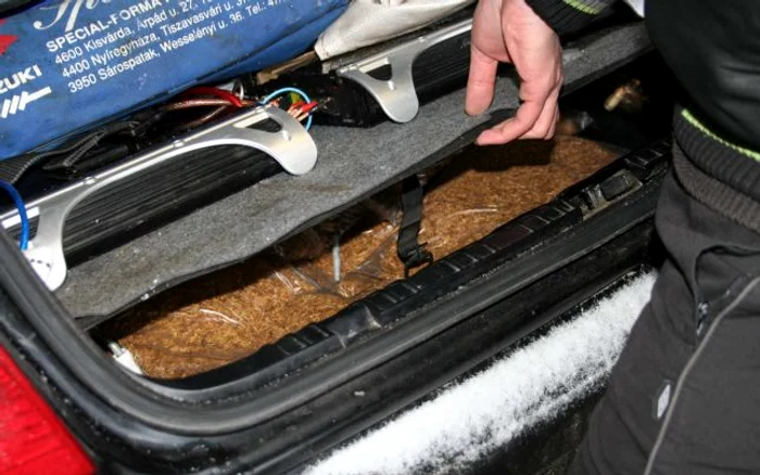 Cetăţeanul maghiar a fost prins cu 35 de kilograme de tutun ascunse în maşină