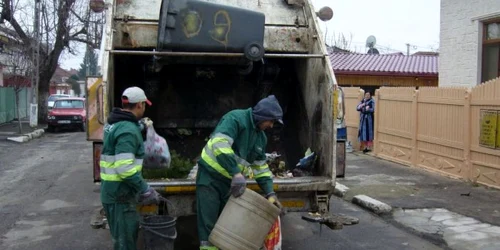 Dai mai mult să ţi se ia gunoiul din poartă