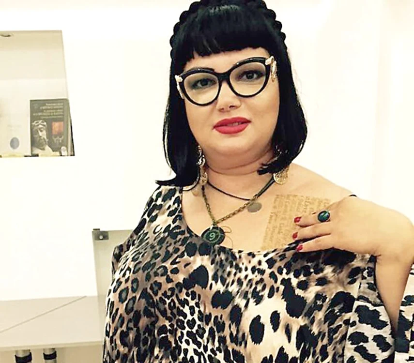 
    Ozana Barabancea a ieșit în oraș cu plasturele-calmant pe pieptFoto: arhiva personală  
