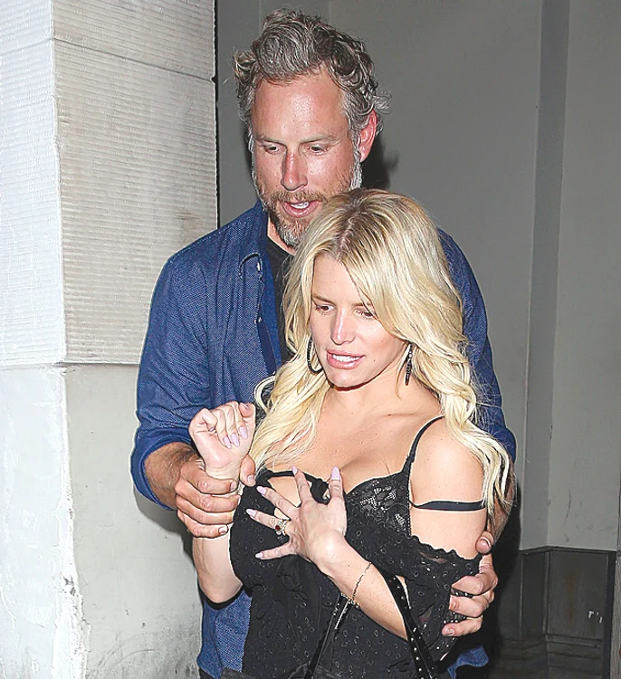 August. Jessica a fost scoasă pe braţe, beată moartă, din club