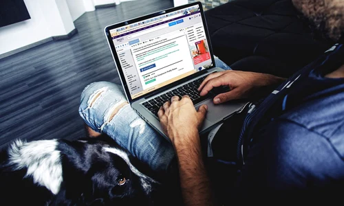 barbat laptop 0 jpeg