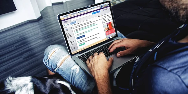barbat laptop 0 jpeg