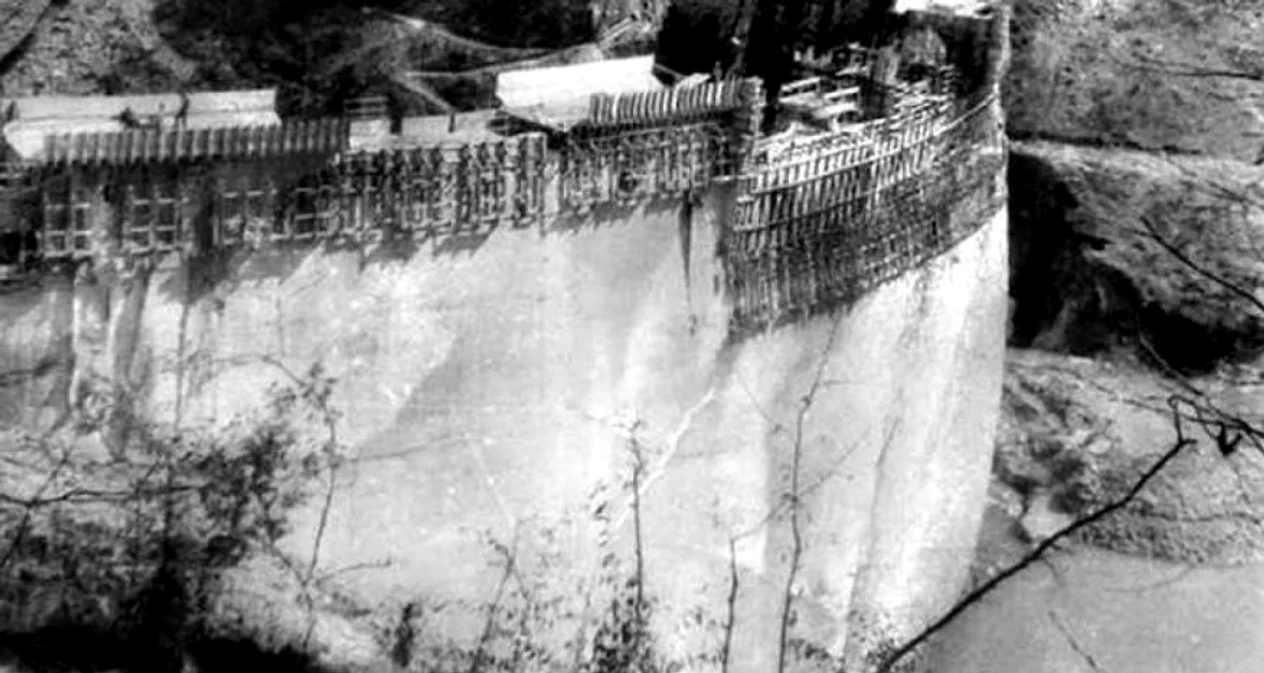 Barajul Cinciș în 1963, aflat în șantier. Ilustrată. 