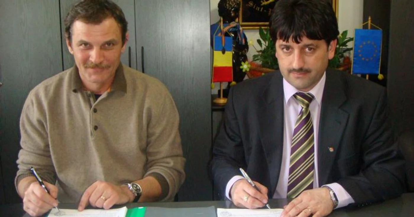 Primarul Petru Antal a semnat contracul de ridicare a bazei sportive