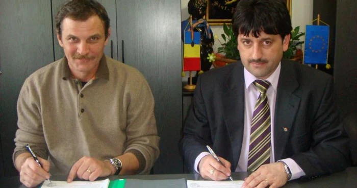 Primarul Petru Antal a semnat contracul de ridicare a bazei sportive