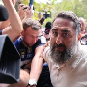 Ionel Rusen este escortat de polițiști la sediul DIICOT din București, 21 septembrie 2026. Inquam Photos / George Călin