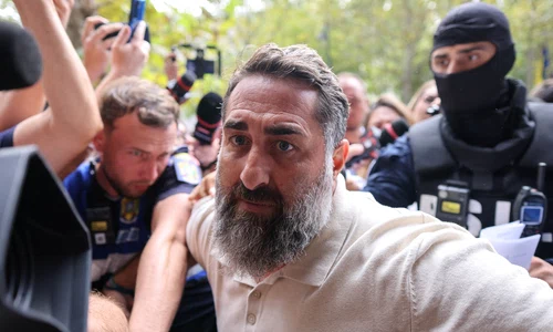 Ionel Rusen este escortat de polițiști la sediul DIICOT din București, 21 septembrie 2026. Inquam Photos / George Călin