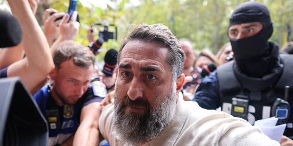 Ionel Rusen este escortat de polițiști la sediul DIICOT din București, 21 septembrie 2026. Inquam Photos / George Călin