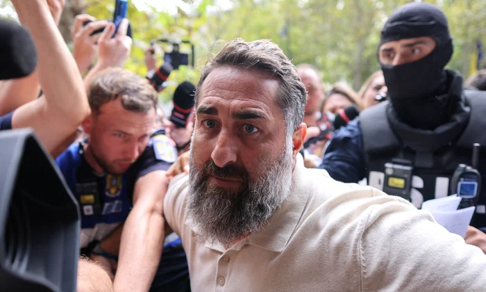 Ionel Rusen este escortat de polițiști la sediul DIICOT din București, 21 septembrie 2026. Inquam Photos / George Călin
