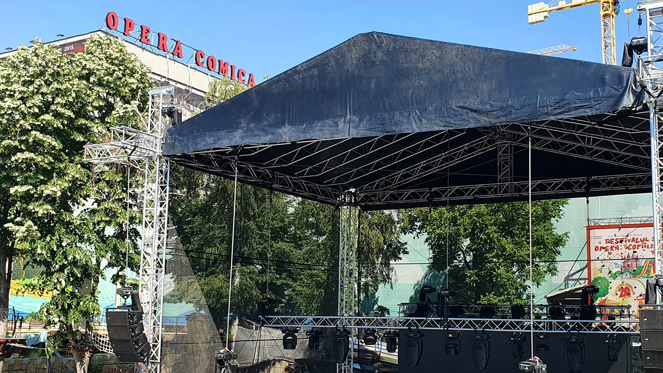 Scena pe care se va juca spectacolul a fost amplasată afară