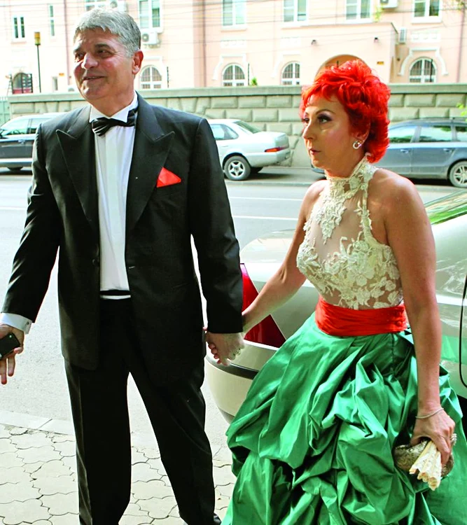Ioan şi Simona, sărbătoriţii evenimentului, au primit de la familia Borcea un aranjament floral din 25 de trandafiri