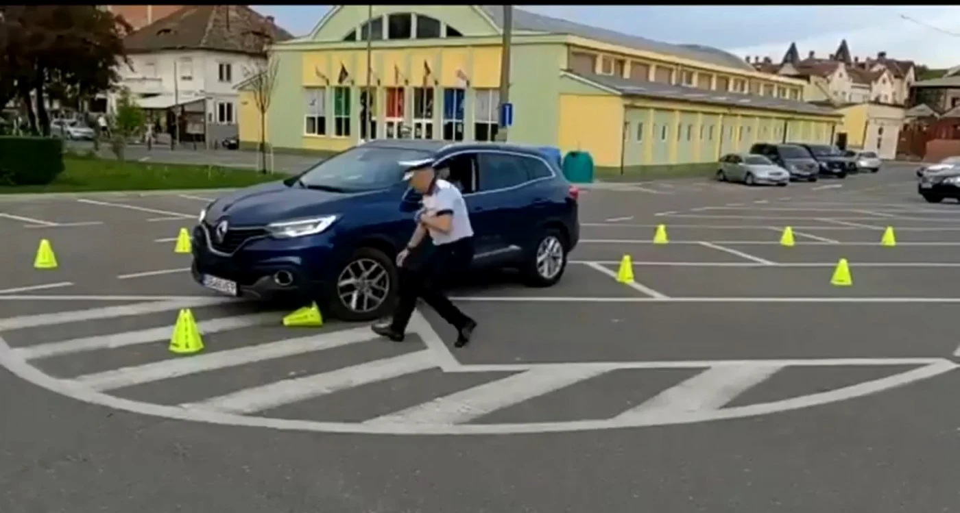 Experimentul Poliţiei Sibiu de conducere sub efectul alcoolului indus de o pereche de ochelari de realitate virtuală Foto captură video