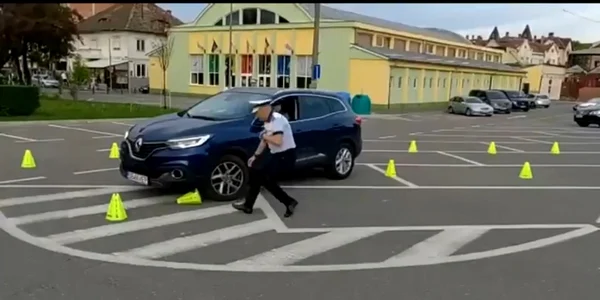 Experimentul Poliţiei Sibiu de conducere sub efectul alcoolului indus de o pereche de ochelari de realitate virtuală Sursă Poliţia Judeţeană Sibiu Foto captură video