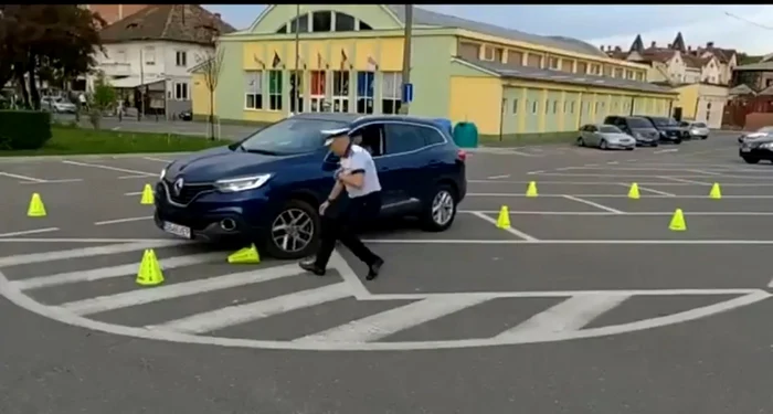 Experimentul Poliţiei Sibiu de conducere sub efectul alcoolului indus de o pereche de ochelari de realitate virtuală Foto captură video