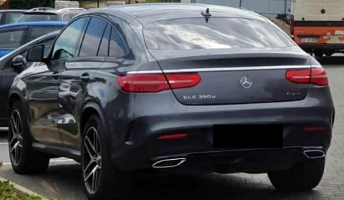 Șoferul a fost amendat pentru depășirea limitei de viteză și apel fals la 112, nu și pentru numărul de înmatriculare obscen Sursă foto: stirisuceava.net