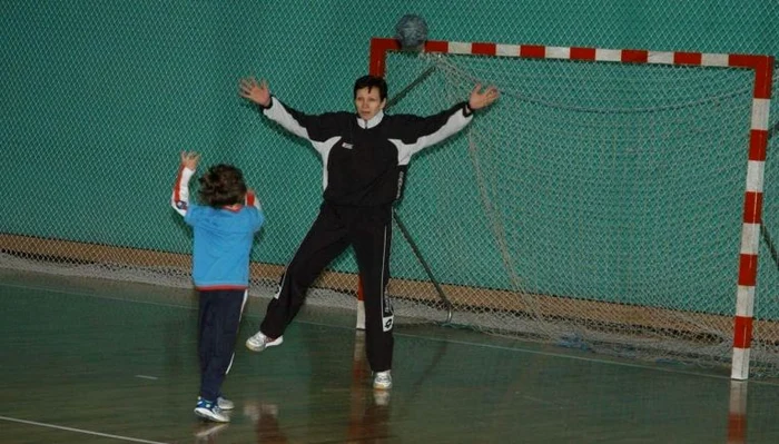 Sorina, în copilărie, încercând să-i marcheze un gol mamei