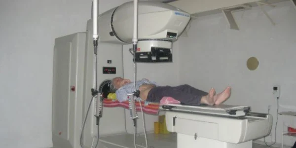 Aparatul vechi de radioterapie a fost casat în 2013
