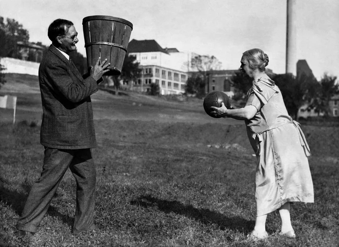 James Naismith, inventatorul baschetului, cu soția sa în 1928. Foto: The New York Times