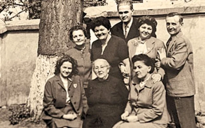 Familia Coposu, la scurt timp după eliberarea lui Cornel (centru-sus)