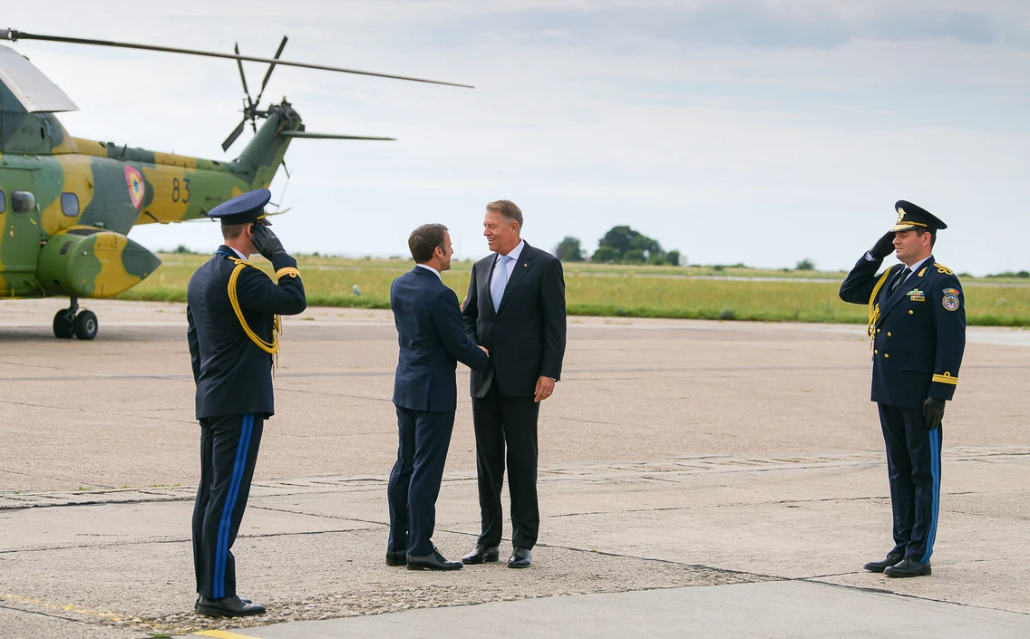 Emmanuel Macron la baza militara Mihail Kogalniceanu Klaus Iohannis cort popota soldati (20) jpg