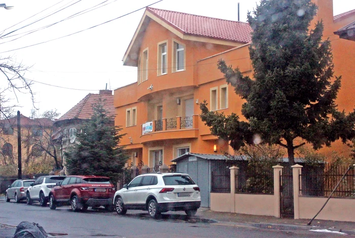 Jumătate din imensa vilă din București în care locuiește familia Iordănescu este închiriată unei grădinițe