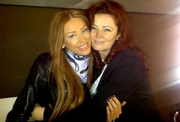 Mama Biancăi Drăgușanu, pe mâna medicului estetician Foto: Arhivă personală