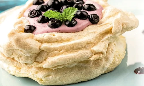 pavlova cu  sos de afine jpg