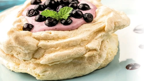 pavlova cu sos de afine jpg