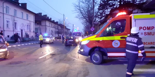Straniu accident pe o străduţă de cartier din Râmnicu Vâlcea soldat cu trei victime dintre care una încarcerată Foto ISU Vâlcea
