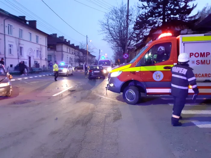 Straniu accident pe o străduţă de cartier din Râmnicu Vâlcea soldat cu trei victime dintre care una încarcerată Foto ISU Vâlcea