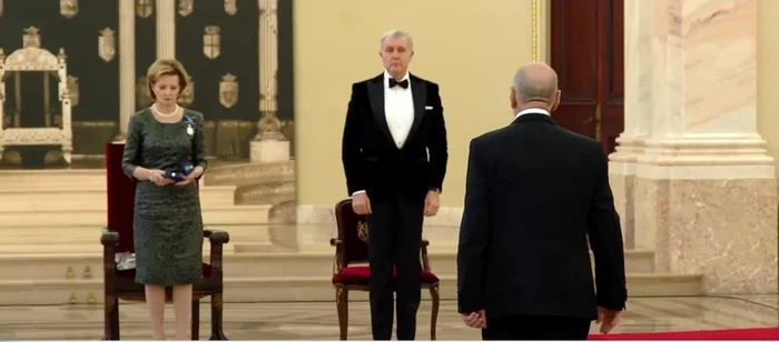 Principesa Margareta i-a înmânat lui Nicu Alifantis medalia. Foto: captură video