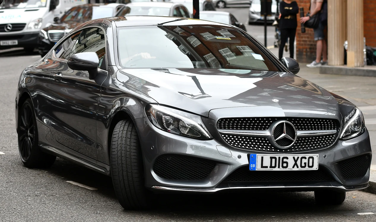 Brooklyn conduce un Mercedes de peste 41.000 de euro