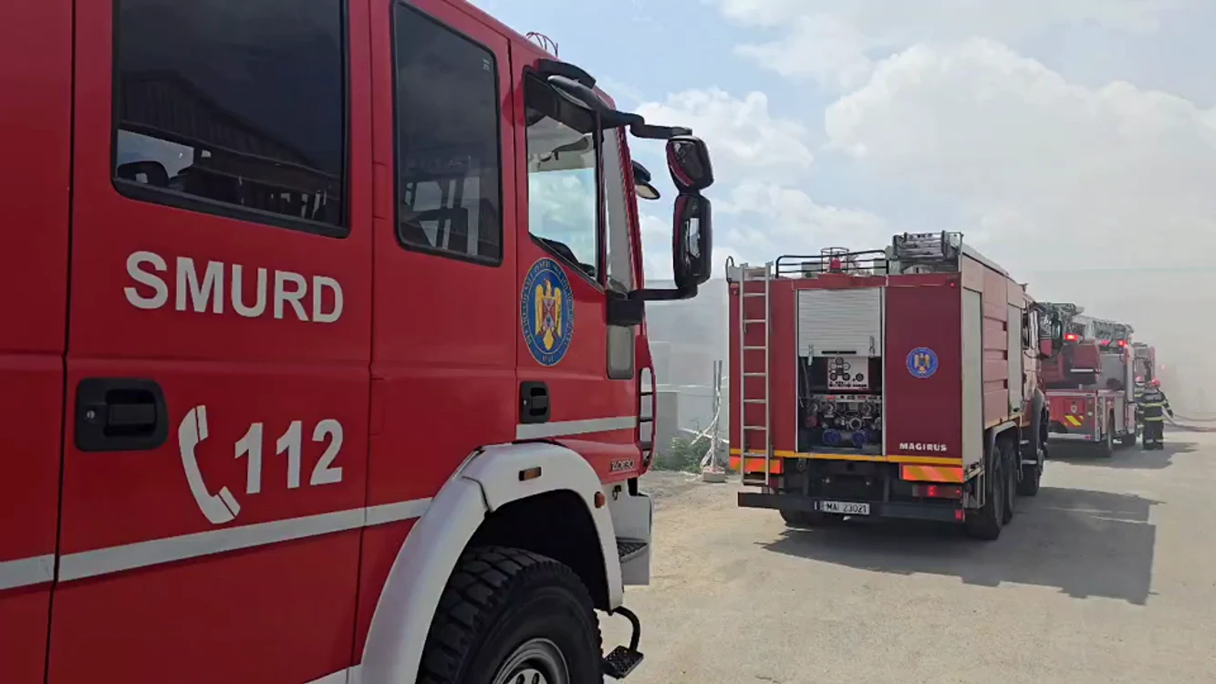 Mai multe autospeciale de stingere au ajuns la locul incendiului. FOTO ISU București-Ilfov