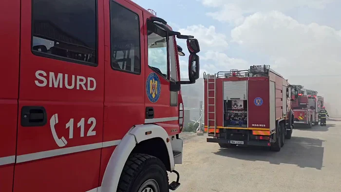 VIDEO Incendiu violent în Sectorul 3 al Capitalei: risc de propagare a flăcărilor la Hala Laminor