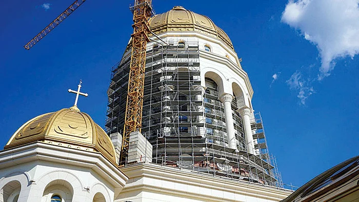 Finalizarea acoperișului va fi marcată de montarea Crucii pe turla mare