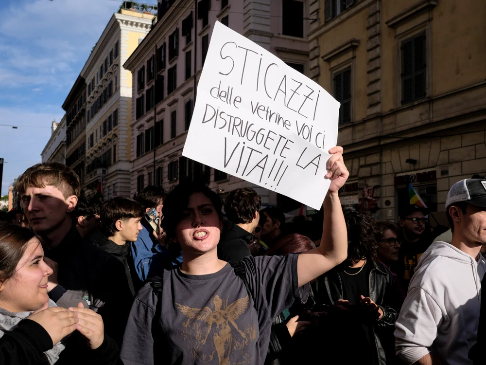 Mii de oameni au ieșit în stradă la Roma